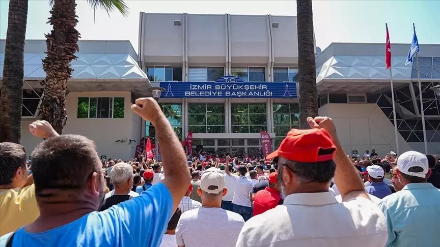 İzmir’de Grev Sona Erdi: Sendika ile Belediye Ücret Artışında Anlaştı İzmir’de Grev Sona Erdi: Sendika ile Belediye Ücret Artışında Anlaştı