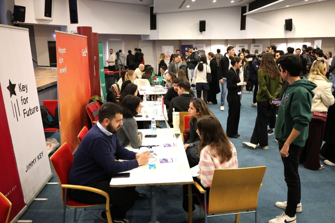 İEÜ Kariyer Fuarı’nda 12 Yılın Rekoru: 5 Günlük Büyük Buluşma Başlıyor İEÜ Kariyer Fuarı’nda 12 Yılın Rekoru: 5 Günlük Büyük Buluşma Başlıyor